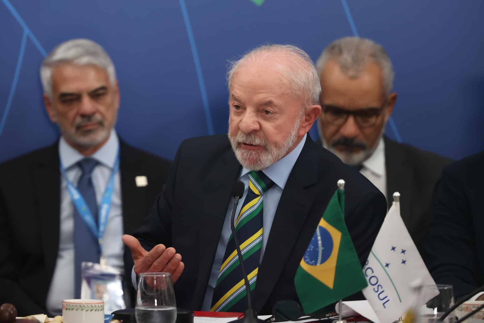 AME9736. FOZ DE IGUAZÚ (BRASIL), 20/12/2025.- El presidente de Brasil, Luiz Inácio Lula da Silva, habla durante la LXVII Reunión Ordinaria del Consejo del Mercado Común del Sur (Mercosur) este sábado, en Foz de Iguazú (Brasil). Lula da Silva, advirtió en la Cumbre del Mercosur de que una posible intervención militar en Venezuela sería una catástrofe humanitaria y crearía un grave precedente para toda Sudamérica. EFE/ Juan Pablo Pino