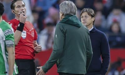 Los entrenadores del Betis, Manuel Pellegrini (c), y del Sevilla, Matías Almeyda (d), conversan con el colegiado José Luis Munuera Montero (i) tras la suspensión temporal del LaLiga disputado el 30 d noviembre en el Estadio Ramón Sánchez-Pizjuán de Sevilla. EFE/ José Manuel Vidal