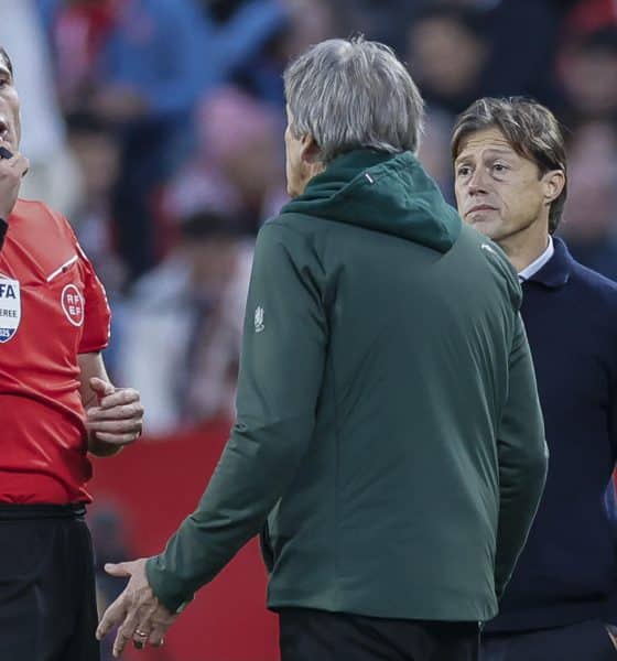 Los entrenadores del Betis, Manuel Pellegrini (c), y del Sevilla, Matías Almeyda (d), conversan con el colegiado José Luis Munuera Montero (i) tras la suspensión temporal del LaLiga disputado el 30 d noviembre en el Estadio Ramón Sánchez-Pizjuán de Sevilla. EFE/ José Manuel Vidal