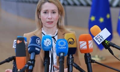 La alta representante de la Unión Europea para Asuntos Exteriores y Política de Seguridad, Kaja Kallas, habla con los medios durante un Consejo de ministros de Defensa de la UE en Bruselas, Bélgica, el 1 de diciembre de 2025. EFE/EPA/OLIVIER HOSLET
