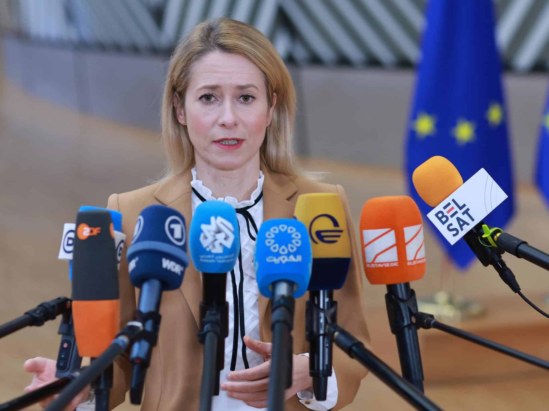 La alta representante de la Unión Europea para Asuntos Exteriores y Política de Seguridad, Kaja Kallas, habla con los medios durante un Consejo de ministros de Defensa de la UE en Bruselas, Bélgica, el 1 de diciembre de 2025. EFE/EPA/OLIVIER HOSLET