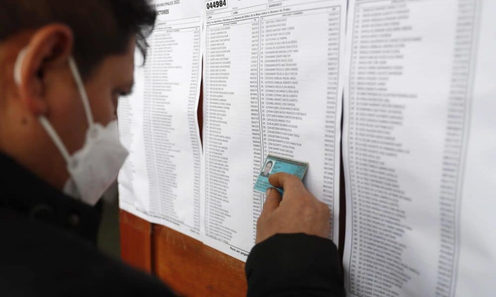 Fotografía de archivo de un hombre que busca su puesto para votar en un centro de votación, en Lima (Perú). EFE/Paolo Aguilar