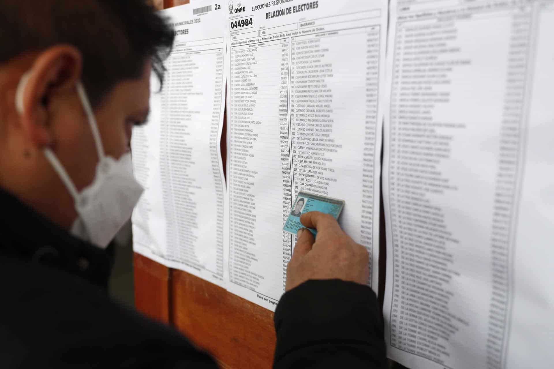 Fotografía de archivo de un hombre que busca su puesto para votar en un centro de votación, en Lima (Perú). EFE/Paolo Aguilar
