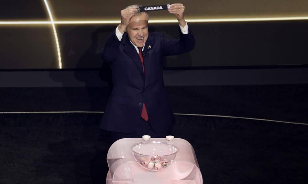 El primer ministro canadiense, Mark Carney, sostiene el boleto de Canadá durante el Sorteo Final de la Copa Mundial de la FIFA 2026. EFE/EPA/Shawn Thew