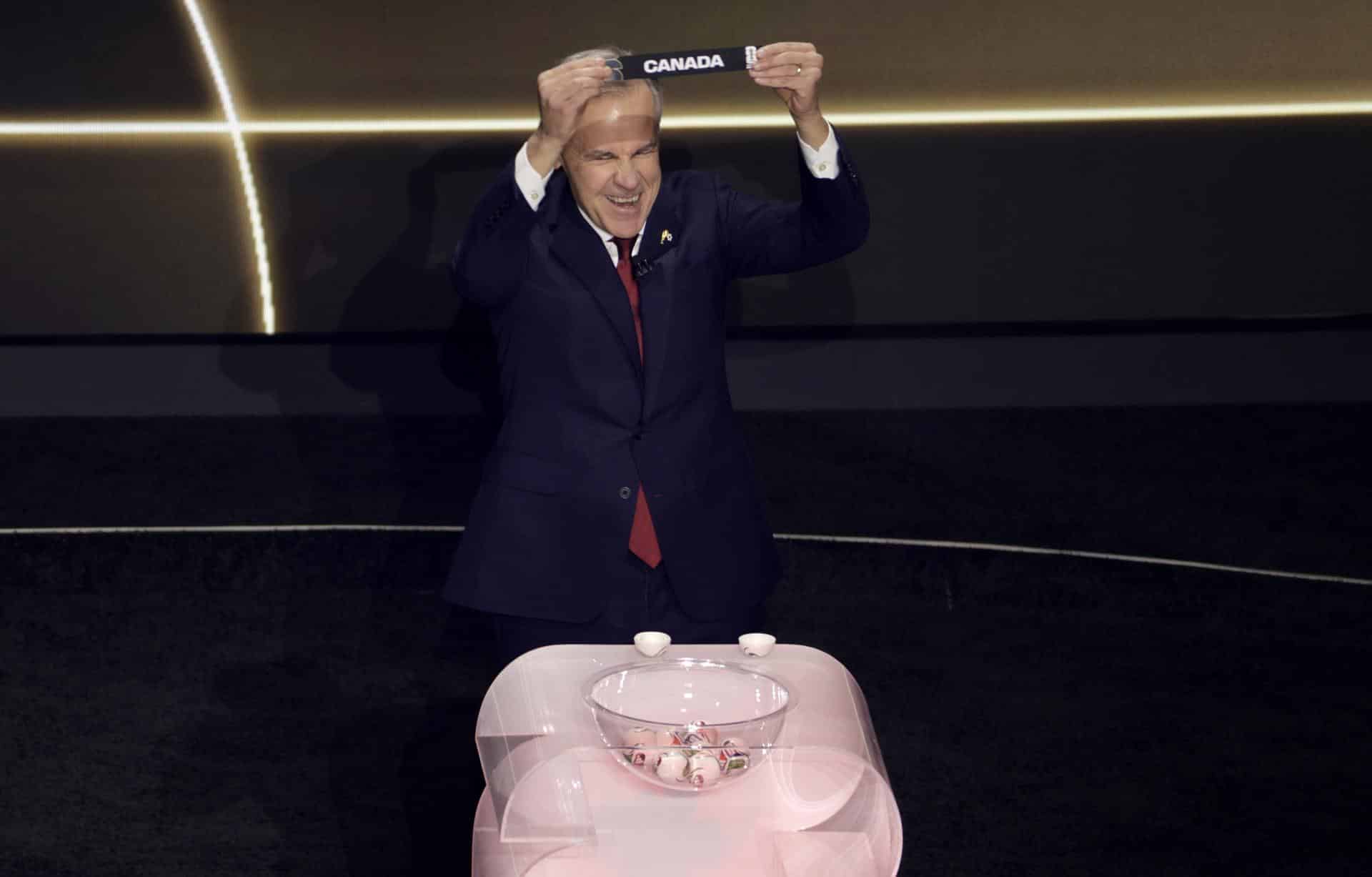 El primer ministro canadiense, Mark Carney, sostiene el boleto de Canadá durante el Sorteo Final de la Copa Mundial de la FIFA 2026. EFE/EPA/Shawn Thew