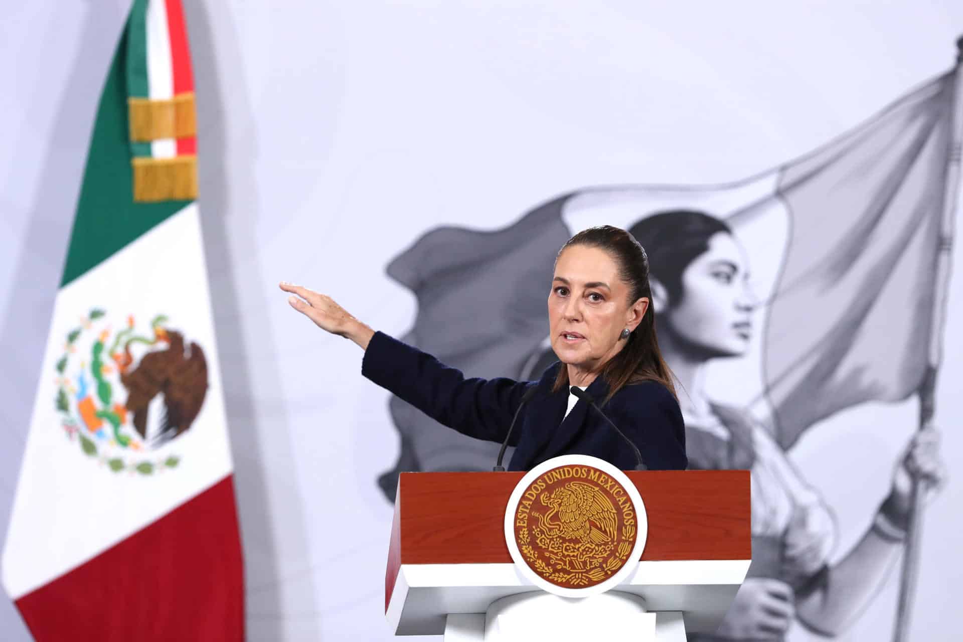 La presidenta de México, Claudia Sheinbaum, habla durante una rueda de prensa este lunes, en el Palacio Nacional de Ciudad de México (México). EFE/ Mario Guzmán