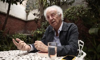 El escritor mexicano Francisco Martín Moreno, habla durante una entrevista con EFE este lunes, en Ciudad de México (México).  EFE/ José Méndez