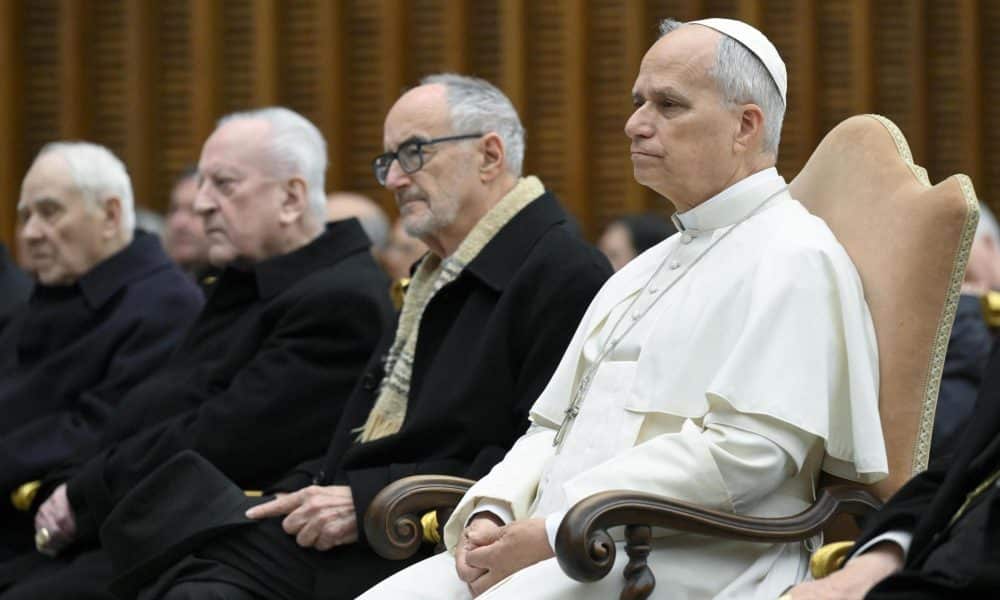 Una imagen facilitada por los Medios Vaticanos muestra al Papa León XIV asistiendo al primer sermón de Adviento del Padre Roberto Pasolini, en la Ciudad del Vaticano, 5 de diciembre de 2025. (Papa) EFE/EPA/VATICAN MEDIA HANDOUT USO EDITORIAL ÚNICAMENTE/SIN VENTAS
 
//////////
 
VATICAN CITY (Vatican City State (Holy See)), 05/12/2025.- A handout picture provided by the Vatican Media shows Pope Leo XIV attending Father Roberto Pasolini's first Advent sermon, in Vatican City, 05 December 2025. (Papa) EFE/EPA/VATICAN MEDIA HANDOUT HANDOUT EDITORIAL USE ONLY/NO SALES