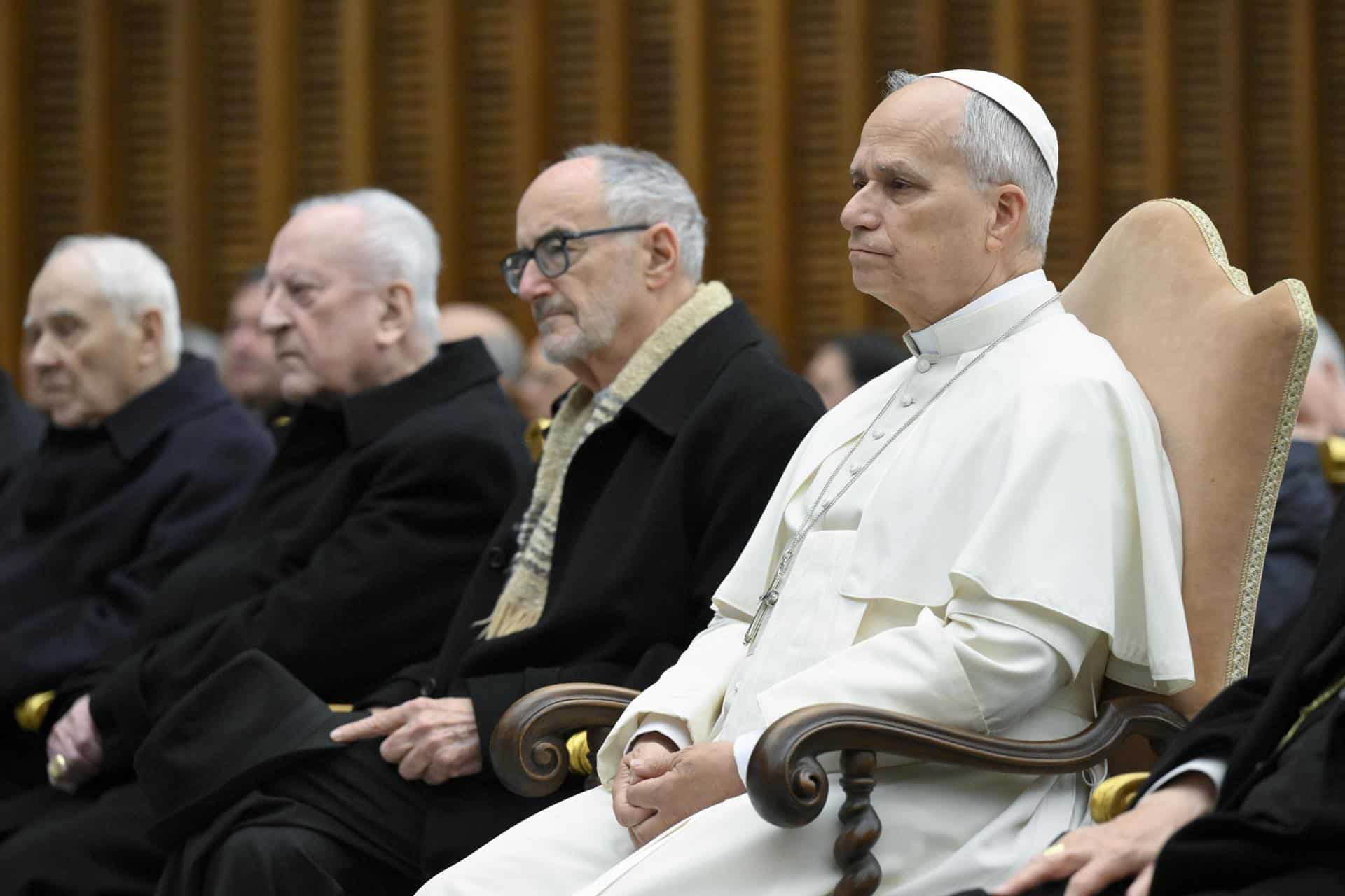 Una imagen facilitada por los Medios Vaticanos muestra al Papa León XIV asistiendo al primer sermón de Adviento del Padre Roberto Pasolini, en la Ciudad del Vaticano, 5 de diciembre de 2025. (Papa) EFE/EPA/VATICAN MEDIA HANDOUT USO EDITORIAL ÚNICAMENTE/SIN VENTAS
 
//////////
 
VATICAN CITY (Vatican City State (Holy See)), 05/12/2025.- A handout picture provided by the Vatican Media shows Pope Leo XIV attending Father Roberto Pasolini's first Advent sermon, in Vatican City, 05 December 2025. (Papa) EFE/EPA/VATICAN MEDIA HANDOUT HANDOUT EDITORIAL USE ONLY/NO SALES