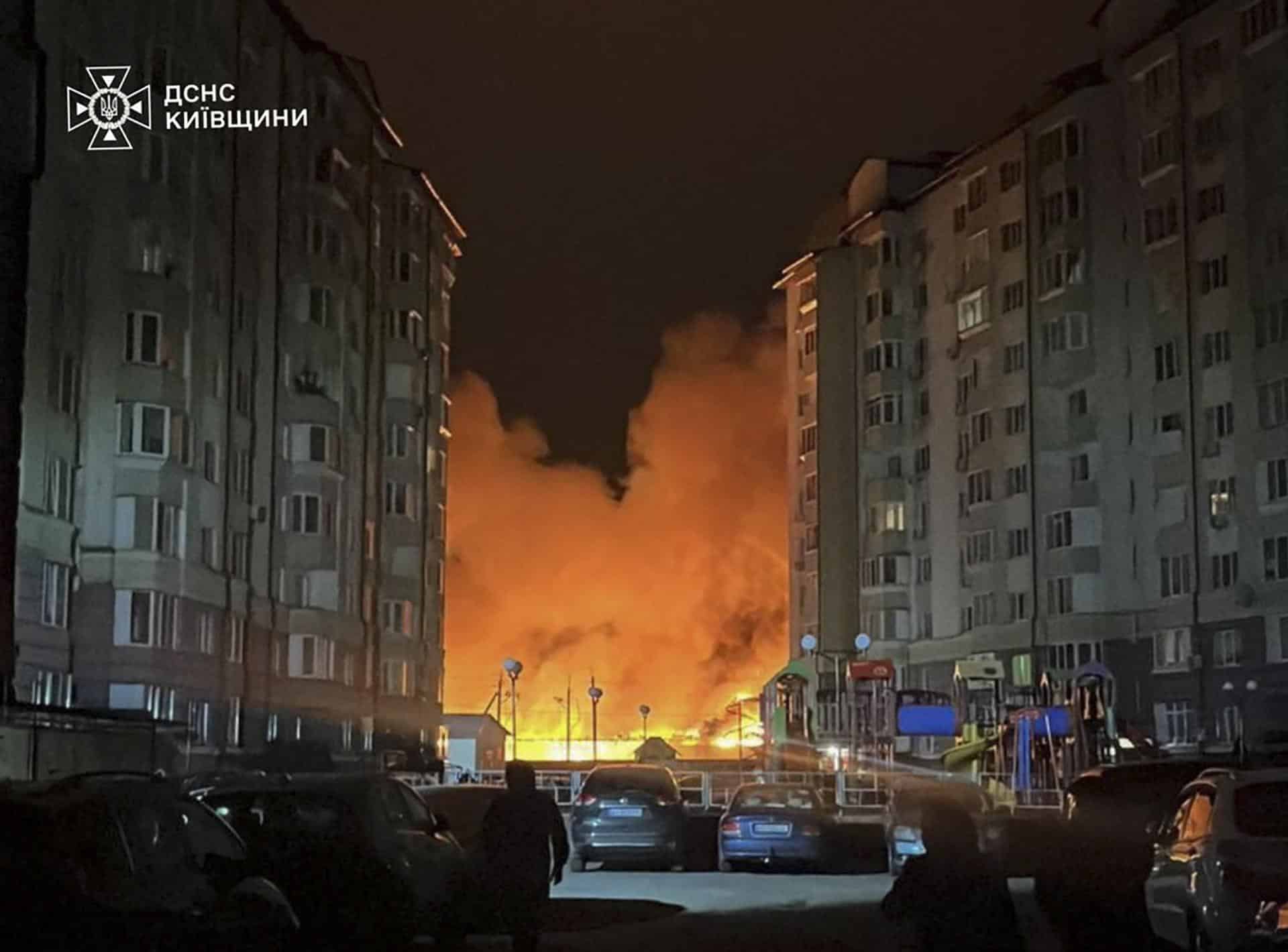 Leópolis (Ucrania), 8 dic (EFE).- Los ucranianos pasan hasta 16 horas al día sin electricidad como consecuencia de los constantes ataques a gran escala de Rusia contra el sistema energético, en medio de interrupciones en el suministro de calefacción y agua, y con reparaciones de emergencia que se esperan que lleven semanas. EFE/EPA/STATE EMERGENCY SERVICE HANDOUT HANDOUT HANDOUT EDITORIAL USE ONLY/NO SALES