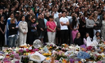 SYDNEY (Australia), 15/12/2025.- Mourners attend a vigil at a memorial at Bondi Beach in Sydney, Australia, 15 December 2025. Australia is in mourning after gunmen opened fire on Bondi Beach, killing at least 15 people in an attack against the Jewish community's Hanukkah festival celebrations, on 14 December. One of the alleged gunmen was also killed during the incident. EFE/EPA/BIANCA DE MARCHI AUSTRALIA AND NEW ZEALAND OUT