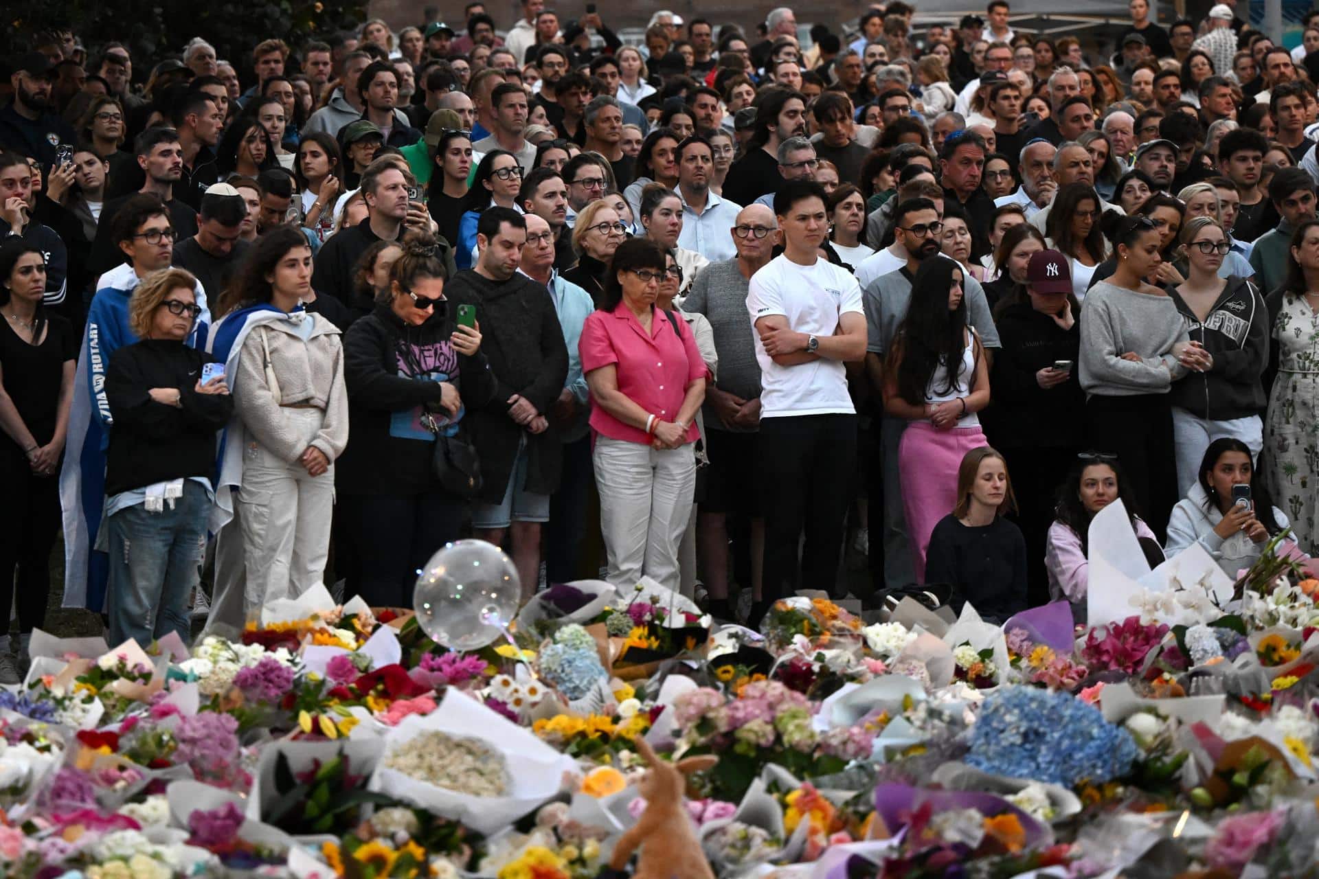SYDNEY (Australia), 15/12/2025.- Mourners attend a vigil at a memorial at Bondi Beach in Sydney, Australia, 15 December 2025. Australia is in mourning after gunmen opened fire on Bondi Beach, killing at least 15 people in an attack against the Jewish community's Hanukkah festival celebrations, on 14 December. One of the alleged gunmen was also killed during the incident. EFE/EPA/BIANCA DE MARCHI AUSTRALIA AND NEW ZEALAND OUT