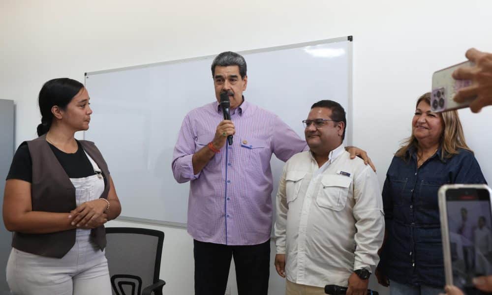 Fotografía cedida por prensa del Palacio de Miraflores que muestra al presidente de Venezuela, Nicolás Maduro (c), hablando este martes en Caracas (Venezuela). Maduro dijo que en Estados Unidos se transmiten "noticias falsas" sobre su "noble" país Venezuela. EFE/ Prensa Palacio de Miraflores /SOLO USO EDITORIAL/ NO VENTAS/ SOLO DISPONIBLE PARA ILUSTRAR LA NOTICIA QUE ACOMPAÑA (CRÉDITO OBLIGATORIO)
