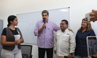 Fotografía cedida por prensa del Palacio de Miraflores que muestra al presidente de Venezuela, Nicolás Maduro (c), hablando este martes en Caracas (Venezuela). Maduro dijo que en Estados Unidos se transmiten "noticias falsas" sobre su "noble" país Venezuela. EFE/ Prensa Palacio de Miraflores /SOLO USO EDITORIAL/ NO VENTAS/ SOLO DISPONIBLE PARA ILUSTRAR LA NOTICIA QUE ACOMPAÑA (CRÉDITO OBLIGATORIO)