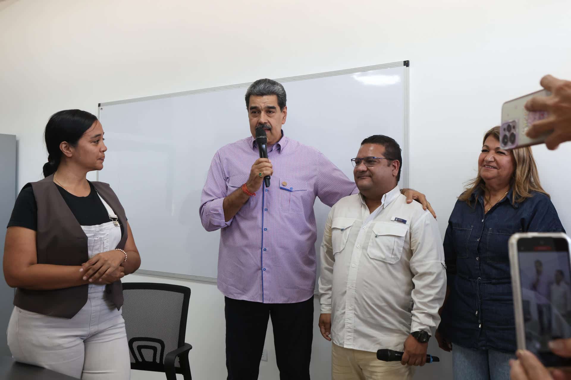 Fotografía cedida por prensa del Palacio de Miraflores que muestra al presidente de Venezuela, Nicolás Maduro (c), hablando este martes en Caracas (Venezuela). Maduro dijo que en Estados Unidos se transmiten "noticias falsas" sobre su "noble" país Venezuela. EFE/ Prensa Palacio de Miraflores /SOLO USO EDITORIAL/ NO VENTAS/ SOLO DISPONIBLE PARA ILUSTRAR LA NOTICIA QUE ACOMPAÑA (CRÉDITO OBLIGATORIO)