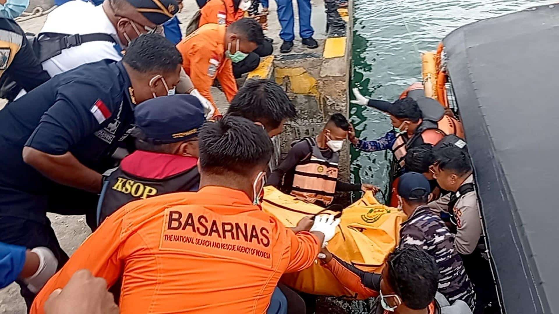 LABUAN BAJO (Indonesia), 29/12/2025.- Momento en que los servicios de emergencia de Indonesia trasladan un cadáver recuperado en la zona en la que buscan a cuatro españoles desaparecidos tras un naufragio el viernes en aguas de la isla de Padar.EFE/EPA/BASARNAS HANDOUT BEST QUALITY AVAILABLE HANDOUT/EDITORIAL USE ONLYHANDOUT EDITORIAL USE ONLY/NO SALES