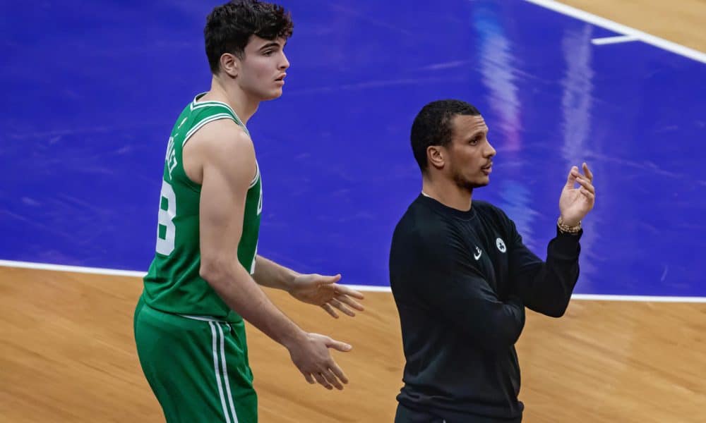 Foto de archivo del jugador español de Boston Celtics, Hugo González (i), junto al entrenador Joe Mazzulla. EFE/ Julio César Rivas