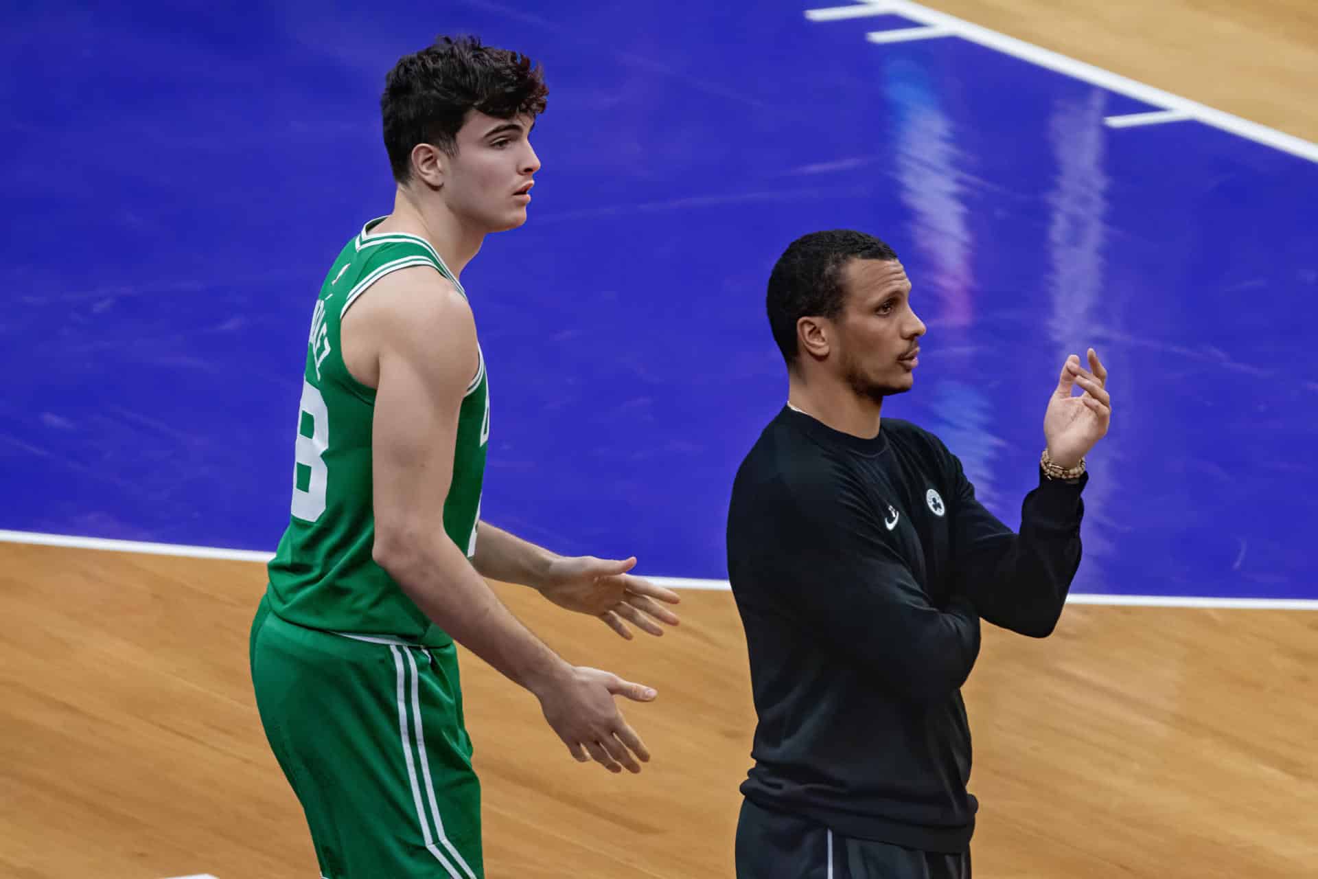 Foto de archivo del jugador español de Boston Celtics, Hugo González (i), junto al entrenador Joe Mazzulla. EFE/ Julio César Rivas