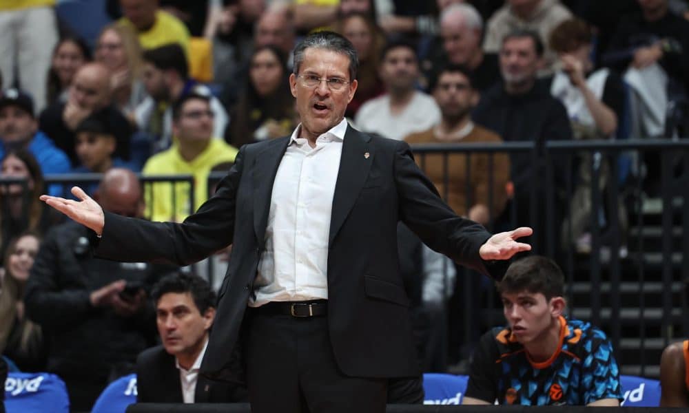 El entrenador del Valencia Basket Pedro Martinez durante el partido contra el Maccabi Rapyd Tel Aviv en Jerusalen. EFE/EPA/ATEF SAFADI
