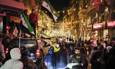 Cientos de personas se han congregado este sábado en la ciudad de Homs, en el centro de Siria, para conmemorar el primer aniversario del derrocamiento del expresidente Bachar al Asad, cuya fecha exacta es el lunes 8 de diciembre. 
EFE/Edgar Gutiérrez