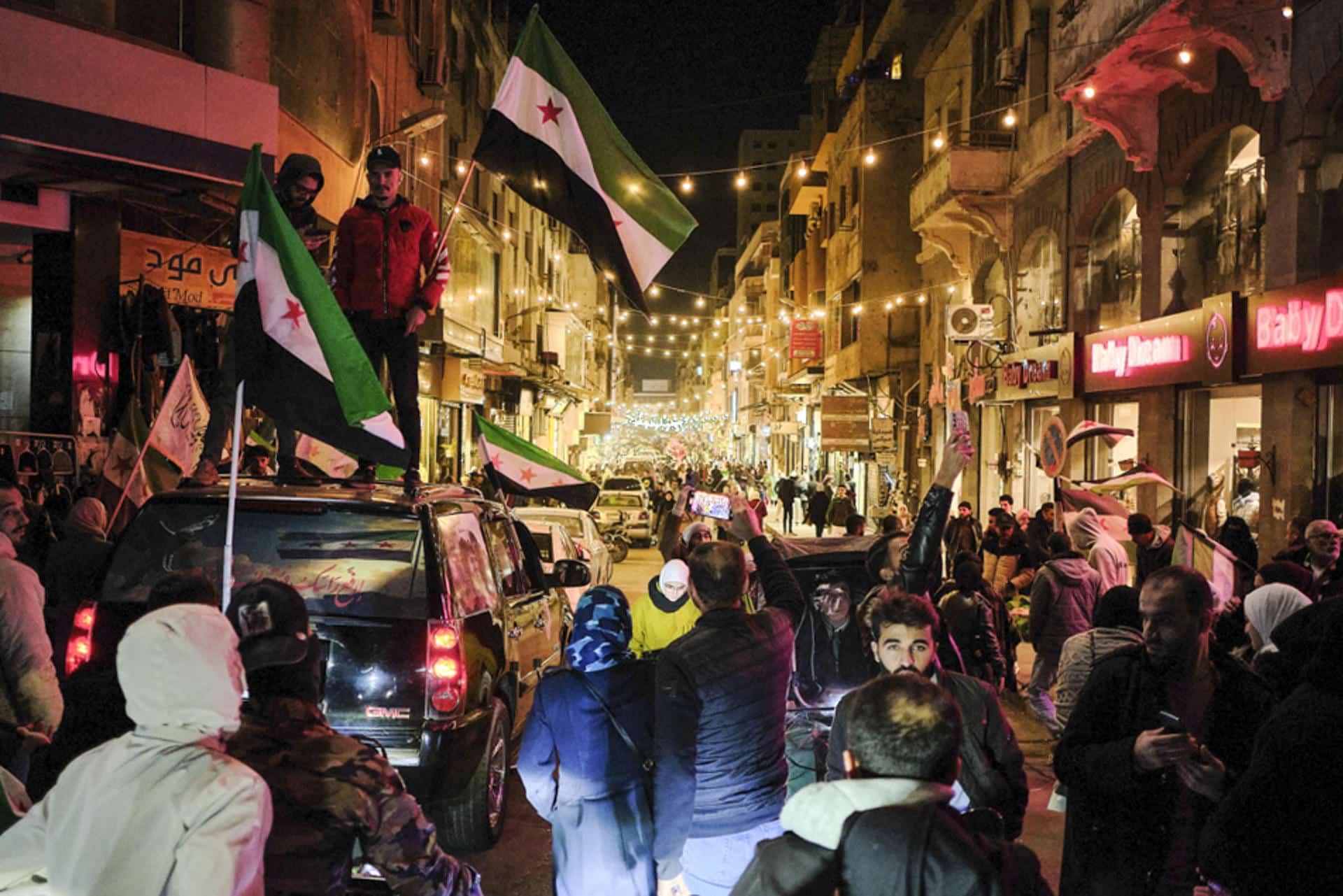 Cientos de personas se han congregado este sábado en la ciudad de Homs, en el centro de Siria, para conmemorar el primer aniversario del derrocamiento del expresidente Bachar al Asad, cuya fecha exacta es el lunes 8 de diciembre. 
EFE/Edgar Gutiérrez