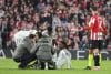 El centrocampista francés del Real Madrid Eduardo Camavinga se lesiona durante el partido de la jornada 19 de LaLiga EA Sports entre el Athletic Club y el Real Madrid, este miércoles en el estadio de San Mamés, en Bilbao. EFE/Luis Tejido
