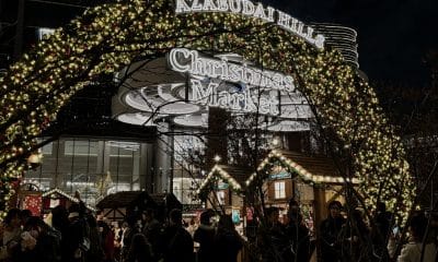 TOKIO (JAPÓN), 24/12/2025.- Imagen del mercado navideño ‘Azabudai Hills’, situado en el barrio de Minato en Tokio, que estos días recibe la visita de muchas parejas. EFE/Pilar Bernal Zamora
