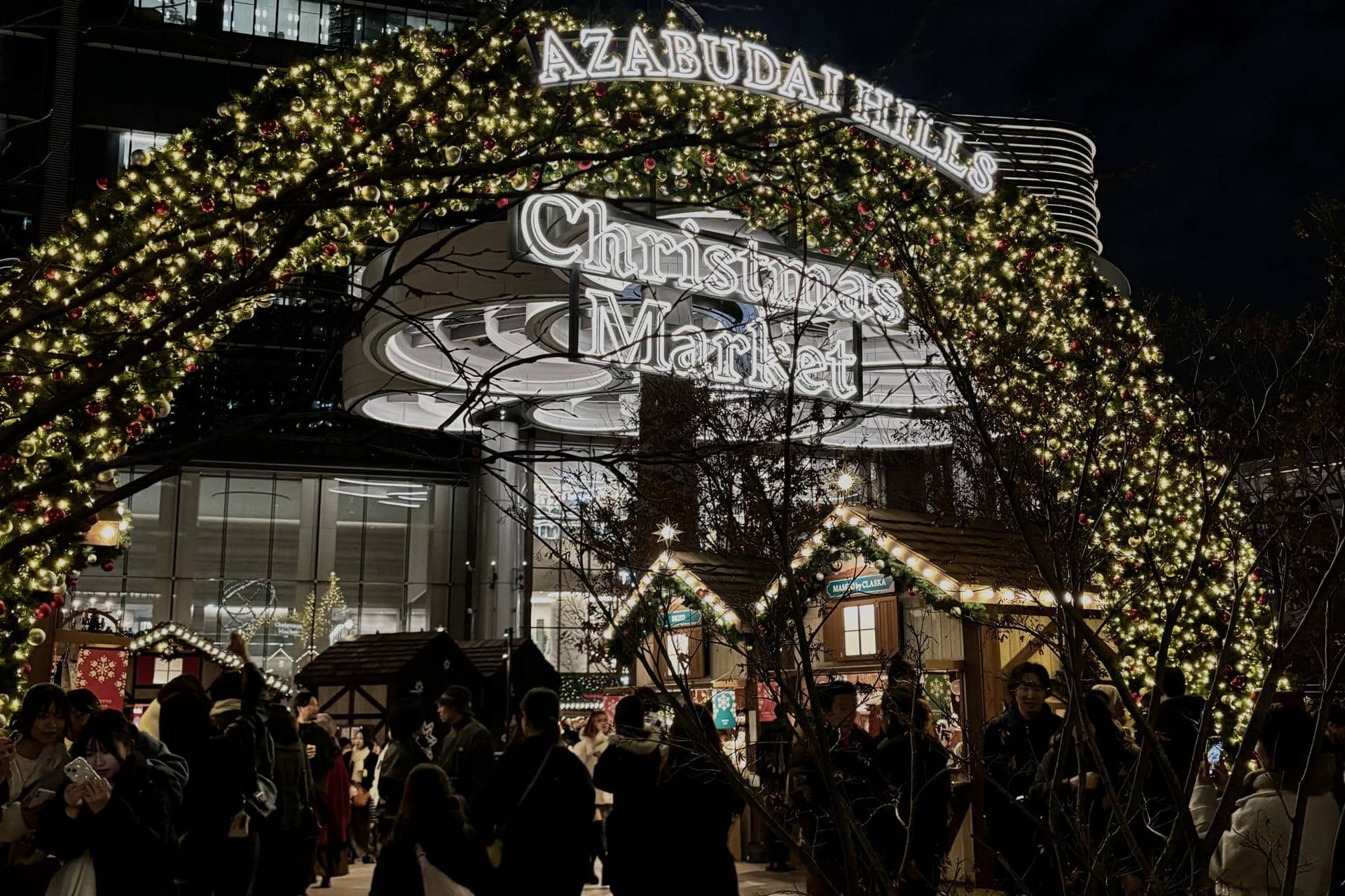 TOKIO (JAPÓN), 24/12/2025.- Imagen del mercado navideño ‘Azabudai Hills’, situado en el barrio de Minato en Tokio, que estos días recibe la visita de muchas parejas. EFE/Pilar Bernal Zamora