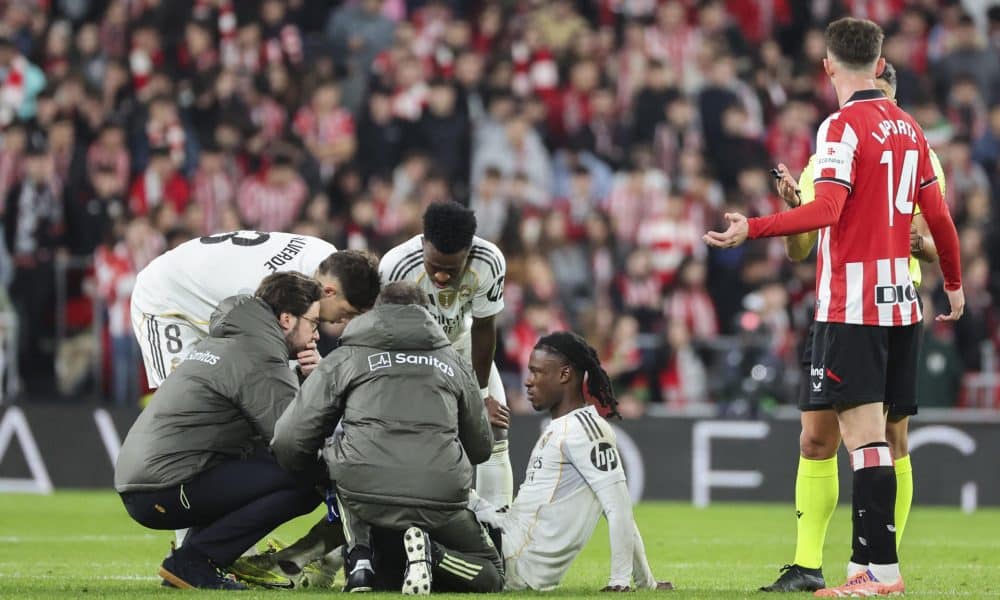 El centrocampista francés del Real Madrid Eduardo Camavinga se lesiona durante el partido de la jornada 19 en el estadio de San Mamés, en Bilbao. EFE/Luis Tejido