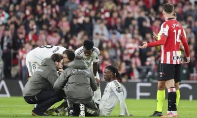 El centrocampista francés del Real Madrid Eduardo Camavinga se lesiona durante el partido de la jornada 19 en el estadio de San Mamés, en Bilbao. EFE/Luis Tejido