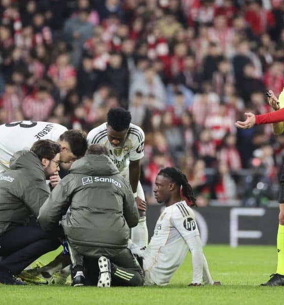 El centrocampista francés del Real Madrid Eduardo Camavinga se lesiona durante el partido de la jornada 19 en el estadio de San Mamés, en Bilbao. EFE/Luis Tejido