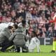 El centrocampista francés del Real Madrid Eduardo Camavinga se lesiona durante el partido de la jornada 19 en el estadio de San Mamés, en Bilbao. EFE/Luis Tejido