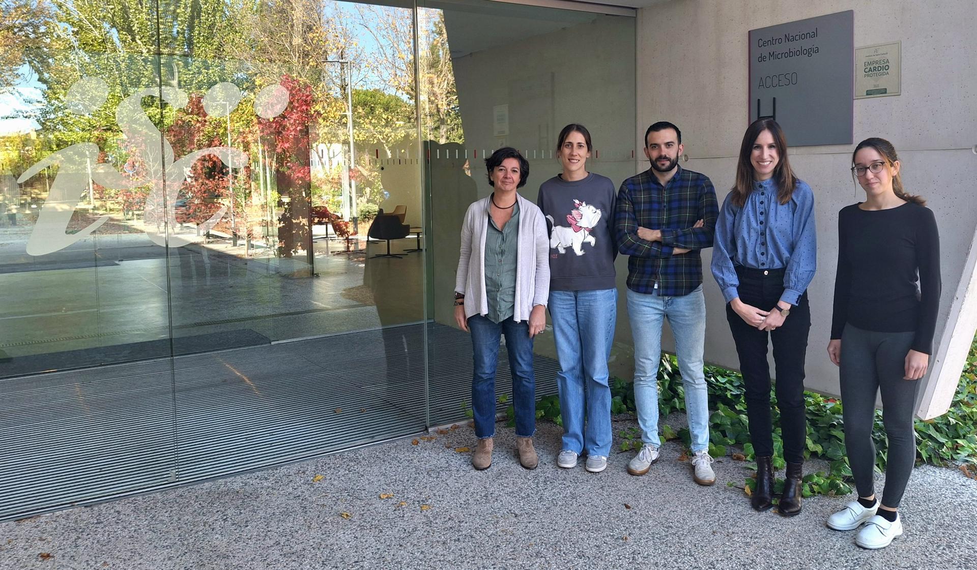 Investigadores de varios países han logrado descubrir cómo actúa la nueva variante genética de un virus -el 'norovirus GII.17'-, responsable de un aumento de los brotes de gastroenteritis aguda en todo el mundo durante los últimos años, y han apuntado a las posibles dianas para combatirlo. En la imagen, los investigadores del Centro Nacional de Microbiología que han participado en el trabajo. Imagen cedida por el Instituto de Salud Carlos III.