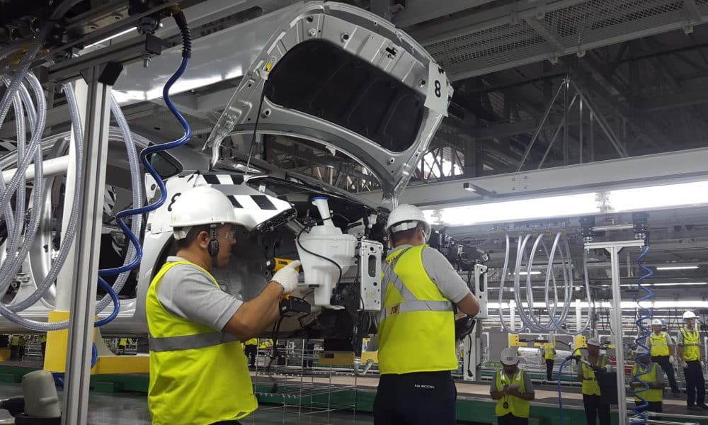 Trabajadores participan en una evaluación de la línea de ensamblaje en la planta de la surcoreana Kia Motors, en Pesquería, Nuevo León (México). Imagen de archivo. EFE/Yonhap