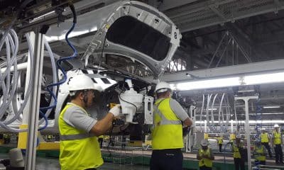 Trabajadores participan en una evaluación de la línea de ensamblaje en la planta de la surcoreana Kia Motors, en Pesquería, Nuevo León (México). Imagen de archivo. EFE/Yonhap