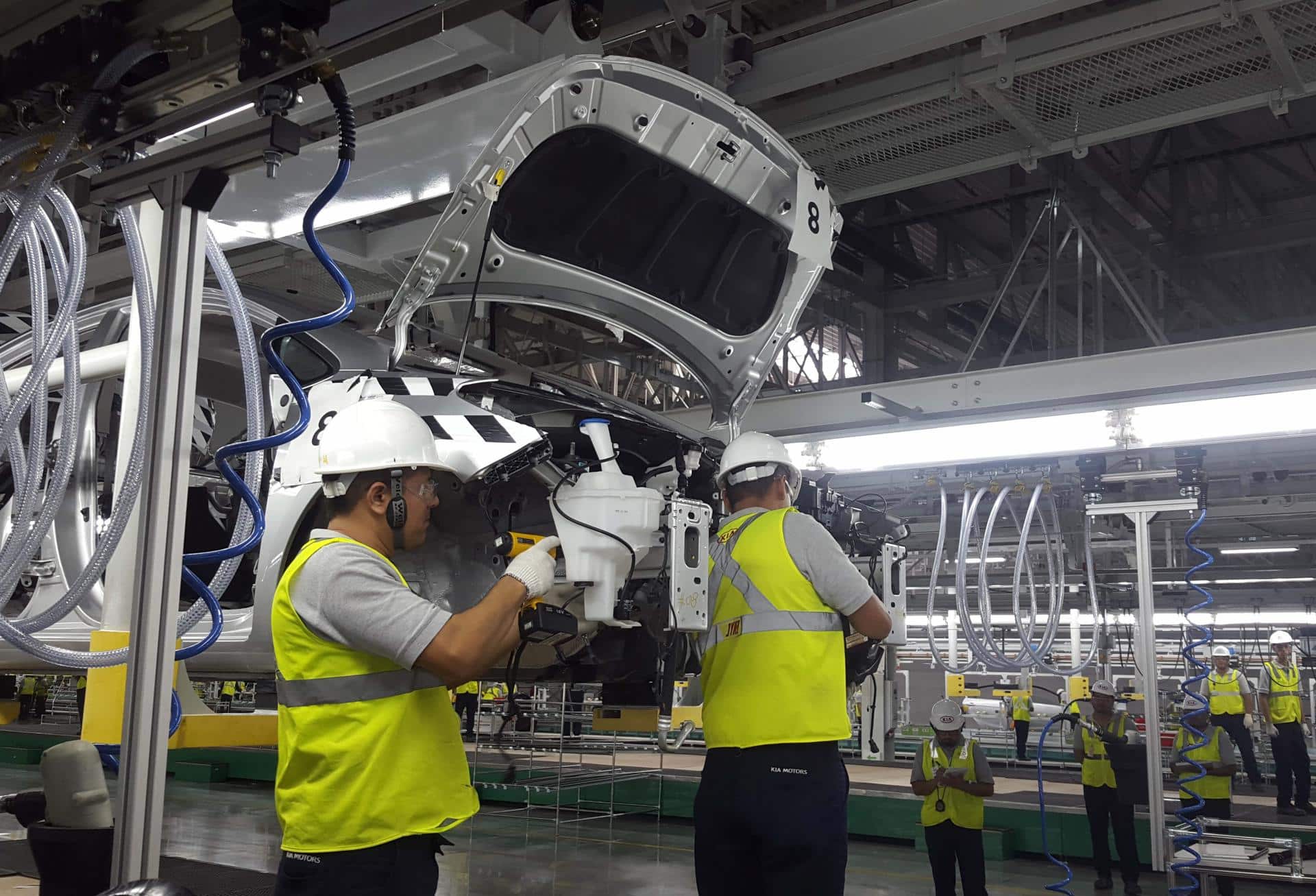 Trabajadores participan en una evaluación de la línea de ensamblaje en la planta de la surcoreana Kia Motors, en Pesquería, Nuevo León (México). Imagen de archivo. EFE/Yonhap
