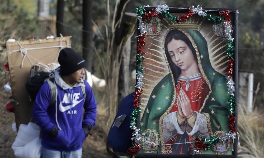 Una persona carga una imagen religiosa durante su peregrinación a la Basílica de Guadalupe este martes, en la zona de Paso de Cortés en Puebla (México). EFE/ Hilda Ríos
