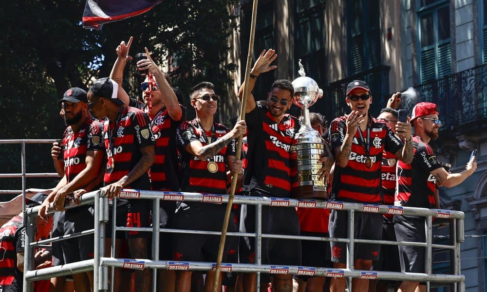 Danilo (c) de Flamengo sostiene el trofeo de la Copa Libertadores en imagen de archivo. EFE/ André Coelho