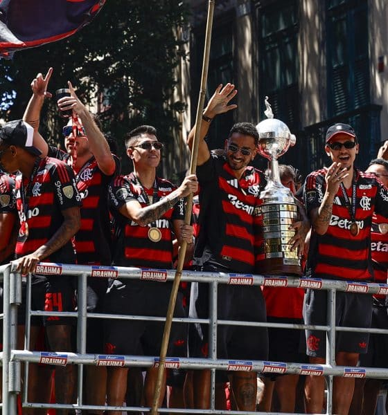 Danilo (c) de Flamengo sostiene el trofeo de la Copa Libertadores en imagen de archivo. EFE/ André Coelho