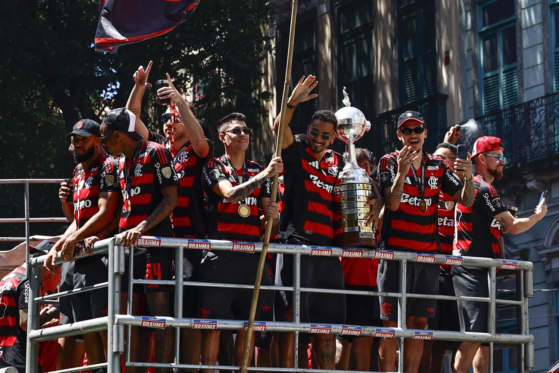 Danilo (c) de Flamengo sostiene el trofeo de la Copa Libertadores en imagen de archivo. EFE/ André Coelho