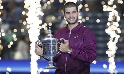Carlos Alcaraz de España posa con el trofeo de campeones después de ganar la final individual masculina del Abierto de Tenis de Estados Unidos. EFE/EPA/JOHN G. MABANGLO