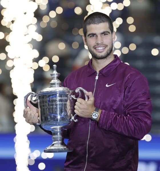 Carlos Alcaraz de España posa con el trofeo de campeones después de ganar la final individual masculina del Abierto de Tenis de Estados Unidos. EFE/EPA/JOHN G. MABANGLO