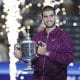 Carlos Alcaraz de España posa con el trofeo de campeones después de ganar la final individual masculina del Abierto de Tenis de Estados Unidos. EFE/EPA/JOHN G. MABANGLO
