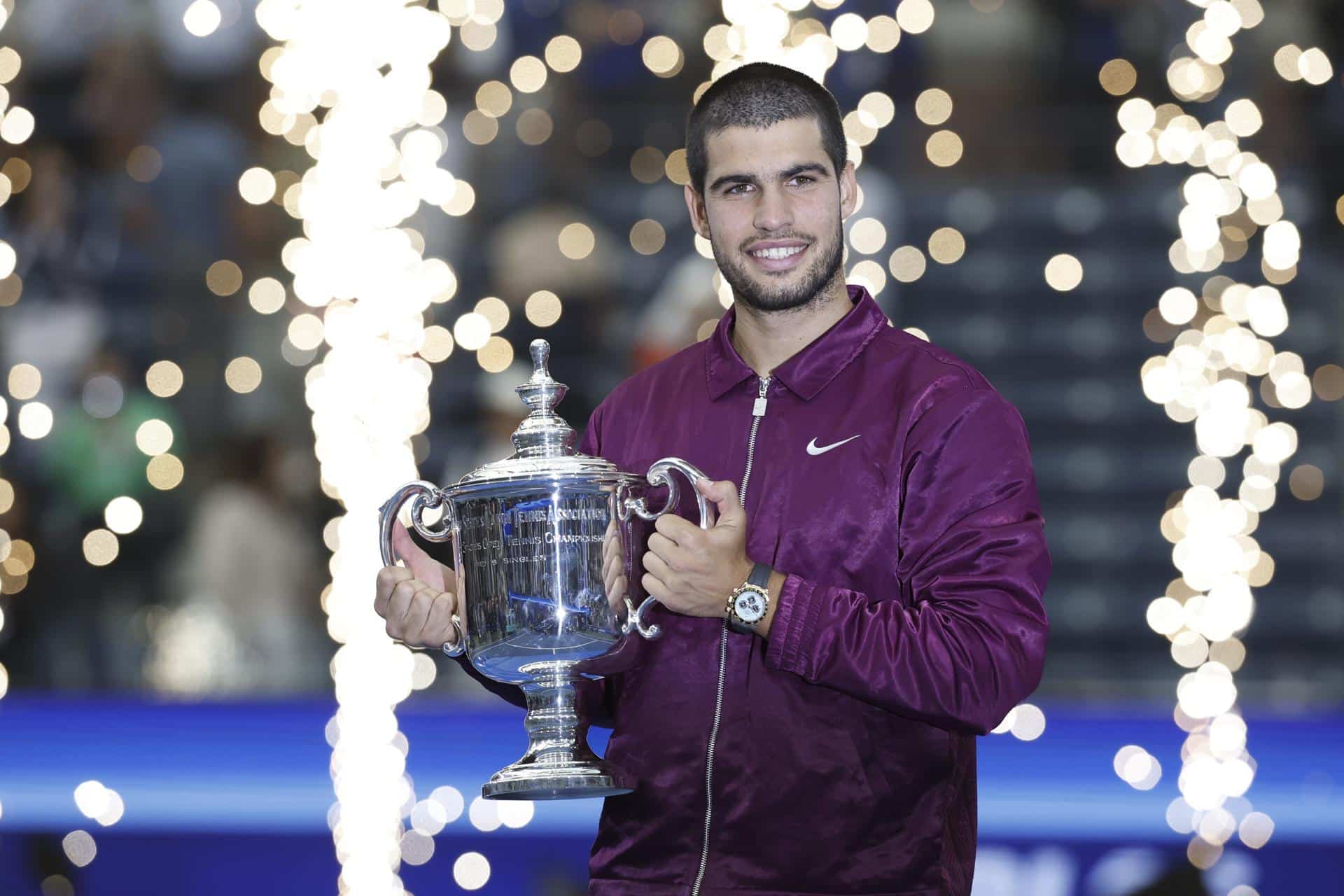 Carlos Alcaraz de España posa con el trofeo de campeones después de ganar la final individual masculina del Abierto de Tenis de Estados Unidos. EFE/EPA/JOHN G. MABANGLO