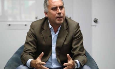 El candidato a la Presidencia de Perú Rafael Belaúnde habla en una entrevista con EFE este jueves, en Lima (Perú). EFE/ Paolo Aguilar