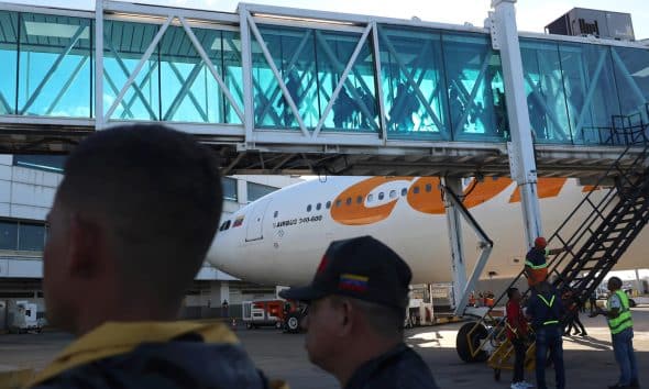 Un grupo de migrantes venezolanos llega al aeropuerto internacional Simón Bolívar, en Maiquetia (Venezuela). EFE/ Miguel Gutiérrez