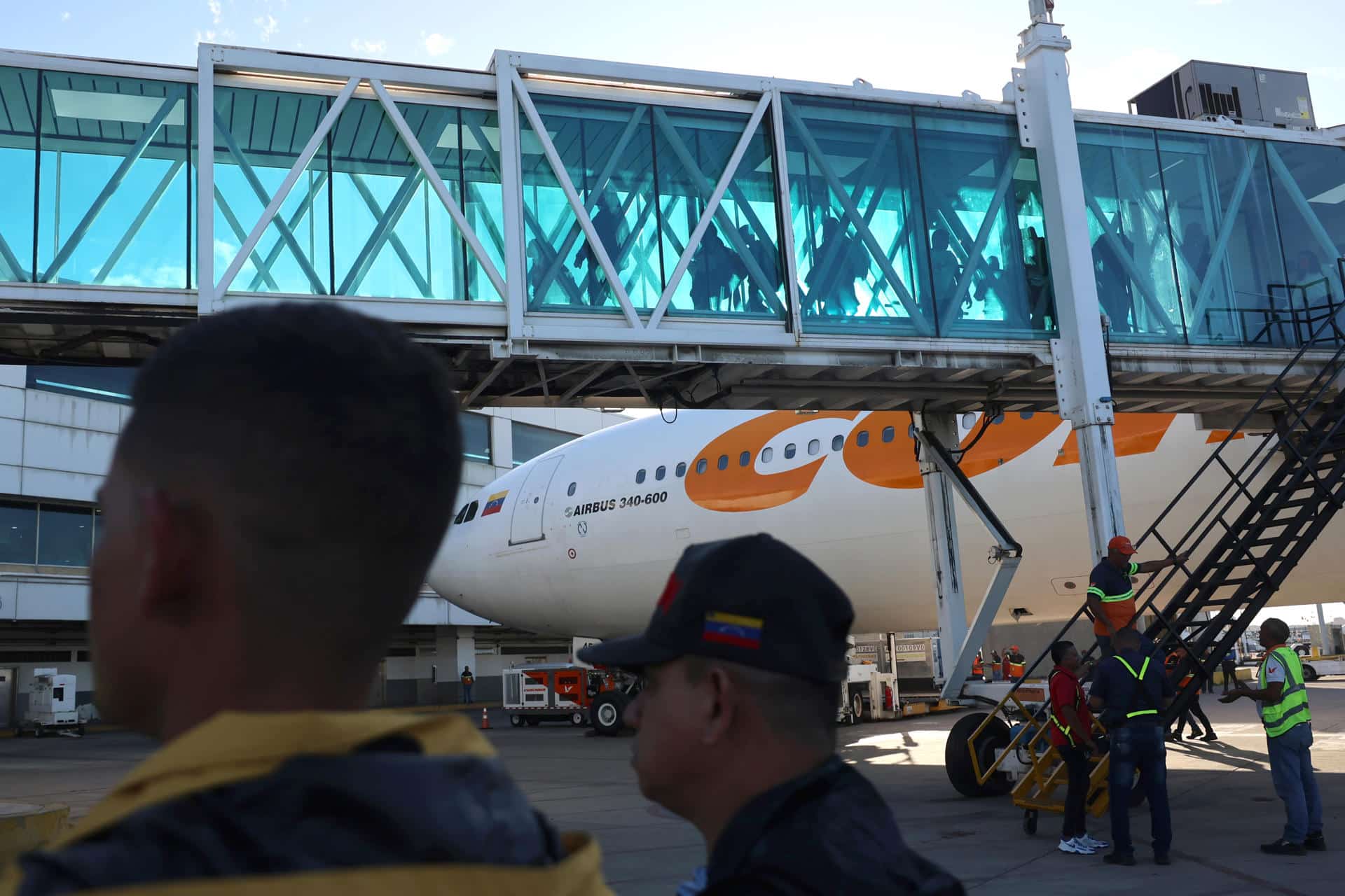 Un grupo de migrantes venezolanos llega al aeropuerto internacional Simón Bolívar, en Maiquetia (Venezuela). EFE/ Miguel Gutiérrez