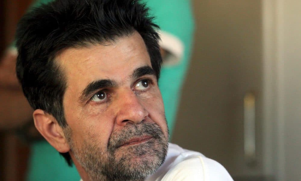 FOTO ARCHIVO. El famoso cineasta iraní Jafar Panahi (d) descansa en su casa tras salir en libertad despúes de depositar una fianza que ronda los 160.000 euros, hoy, martes, 25 de mayo de 2010, en Teherán, (Irán). El director deberá hacer frente aún, no obstante, a un juicio ante el tribunal revolucionario de Teherán, aunque de momento se desconoce bajó qué cargos. Panahi, uno de los cineastas iraníes más laureados fuera de su país, fue arrestado a finales de febrero cuando se hallaba en su domicilio, junto a amigos y familiares con los que compartía una velada. EFE/Str