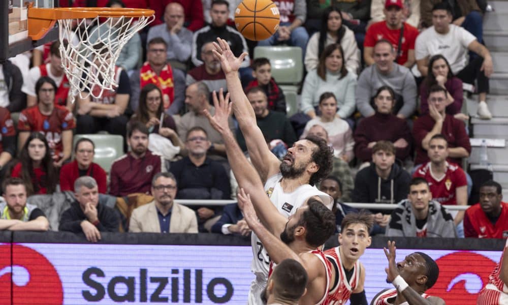 Sergio Llull lanza a canasta ante la presión del pívot Emanuel Cate. EFE/Marcial Guillén