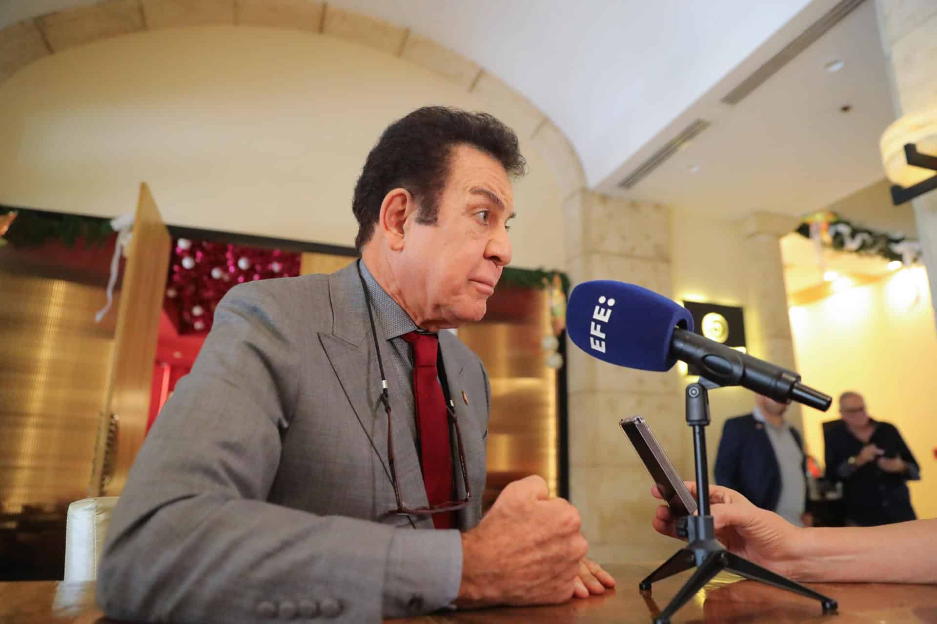 El candidato presidencial Salvador Nasralla, del conservador Partido Liberal de Honduras, habla durante una entrevista con EFE este jueves, en Tegucigalpa (Honduras). EFE/ Gustavo Amador
